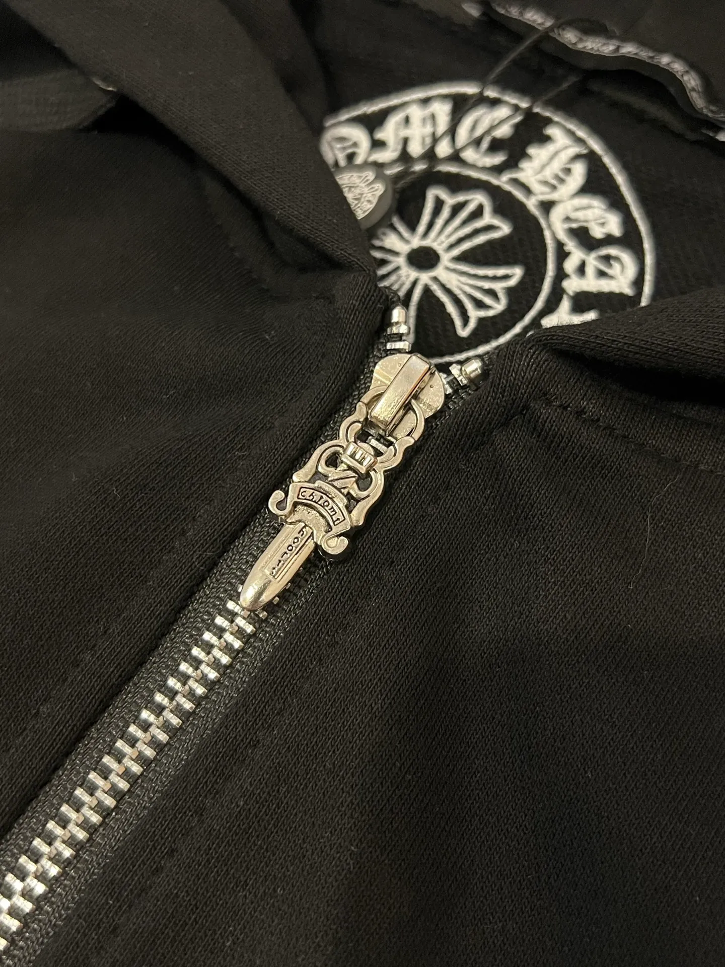 P360 Size: S/M/L/XL White/Black Unisex Chrome hearts ❤️Embroidered cross sweatshirt zipper jacket, comfortable and soft fabric, casual and comfortable to wear. The body is embellished with Sanskrit printing of the brand, which adds highlights to the solid color. The loose fit gives people a versatile feeling, and the upper body effect is also very strong. It is a super good-looking one. ⚠️Washing method: Please wrap pure cotton products in a laundry bag on the back for quick machine washing in cold water! ! Do not soak/wash in warm water!